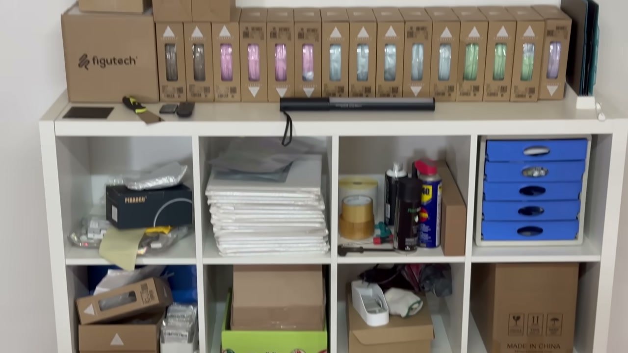 Zona de trabajo organizada con materiales para el acabado de piezas impresas en 3D