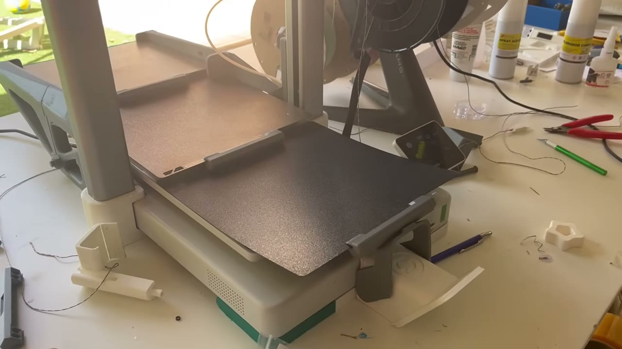 Placa de impresión colocándose automáticamente en una Bambu Lab A1 con sistema de cambio de placas