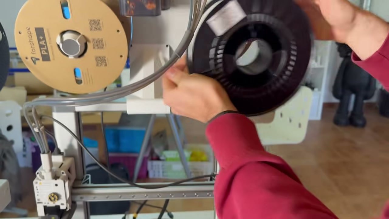 Cambiando una bobina de filamento en un sistema multicolor