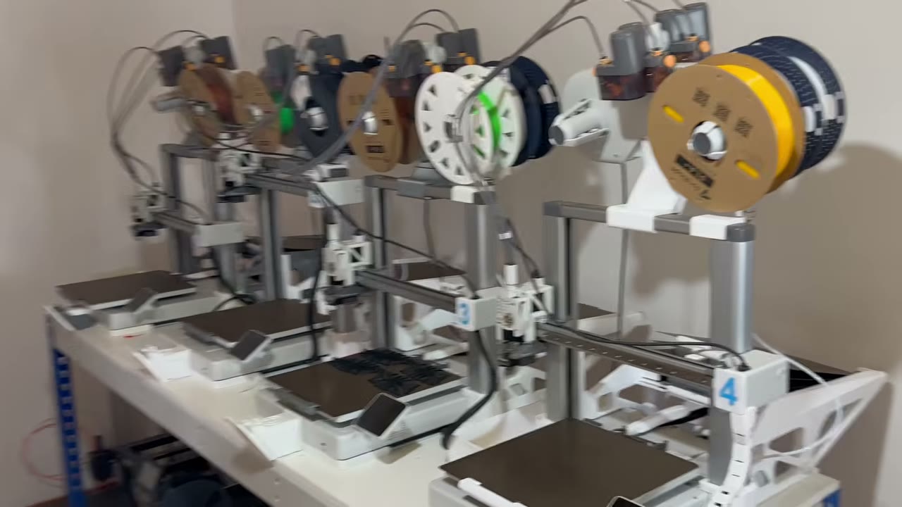 Fila de impresoras Bambu Lab A1 con AMS Lite numeradas en una estantería