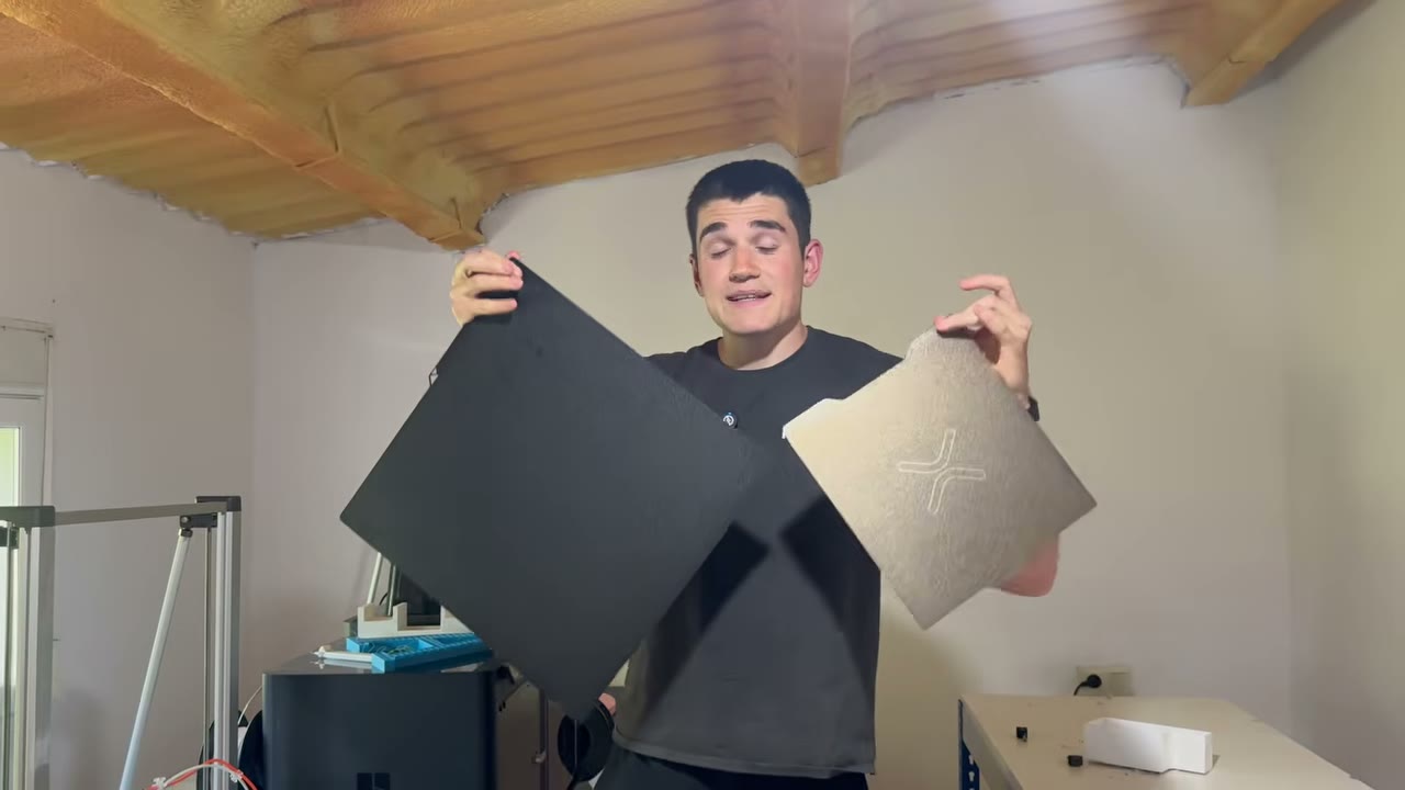 Comparación de la placa de una impresora 3D grande frente a la placa de una Bambu Lab A1