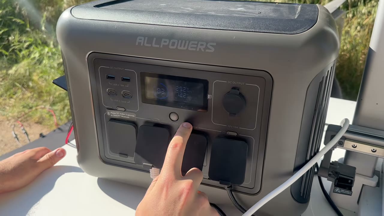 Pantalla de una batería portátil mostrando el consumo en vatios de varias impresoras 3D