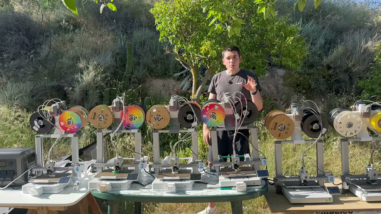 Seis impresoras 3D Bambu Lab A1 imprimiendo al aire libre conectadas a un kit solar