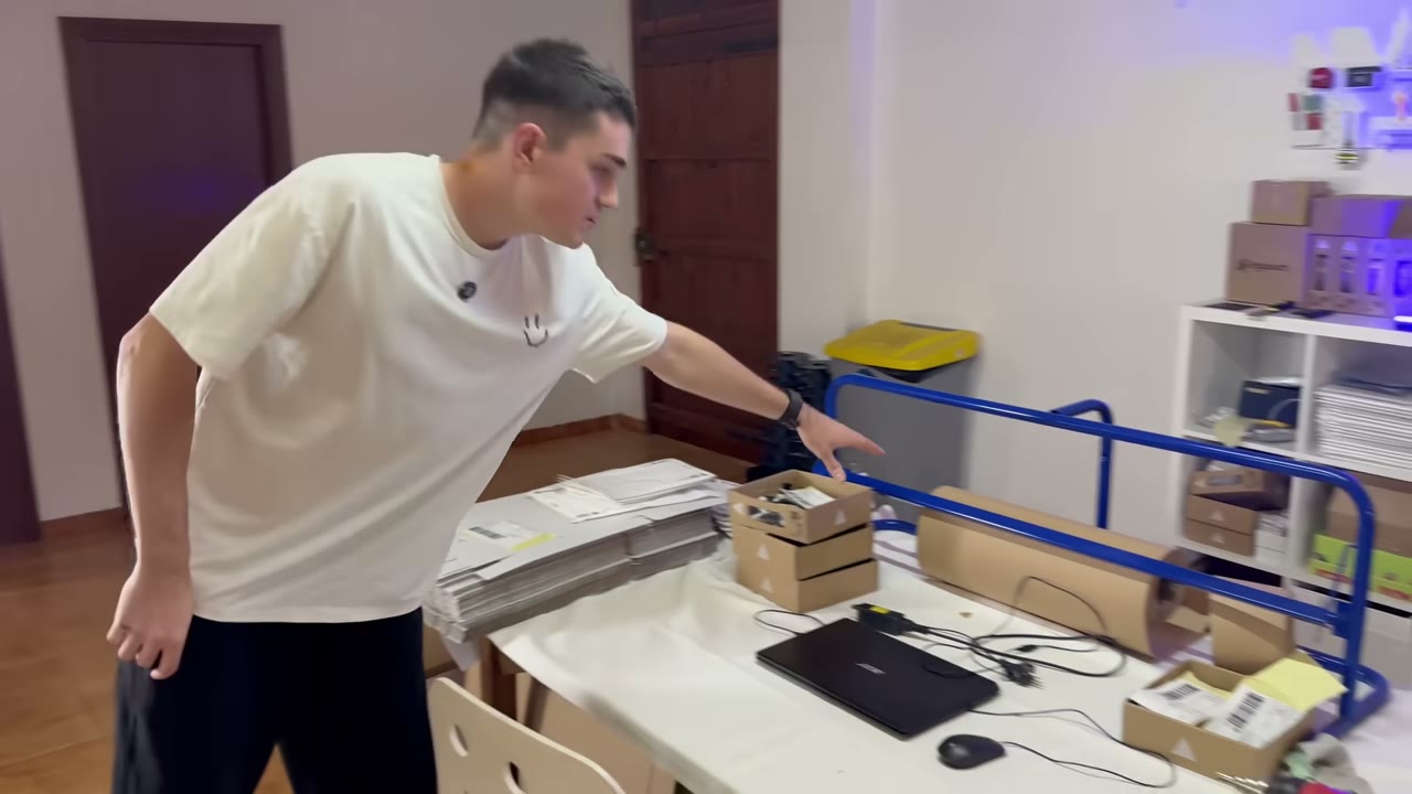 Mesa de empaquetado de pedidos en una granja de impresión 3D con cajas y material de envío