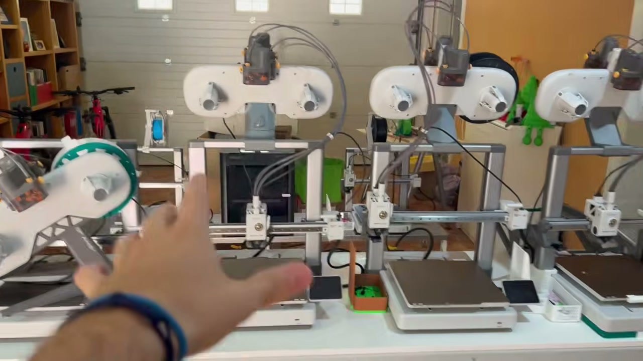 Varias impresoras 3D en fila listas para producir pedidos de clientes
