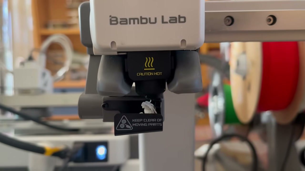 Hotend de una impresora 3D depositando la primera capa