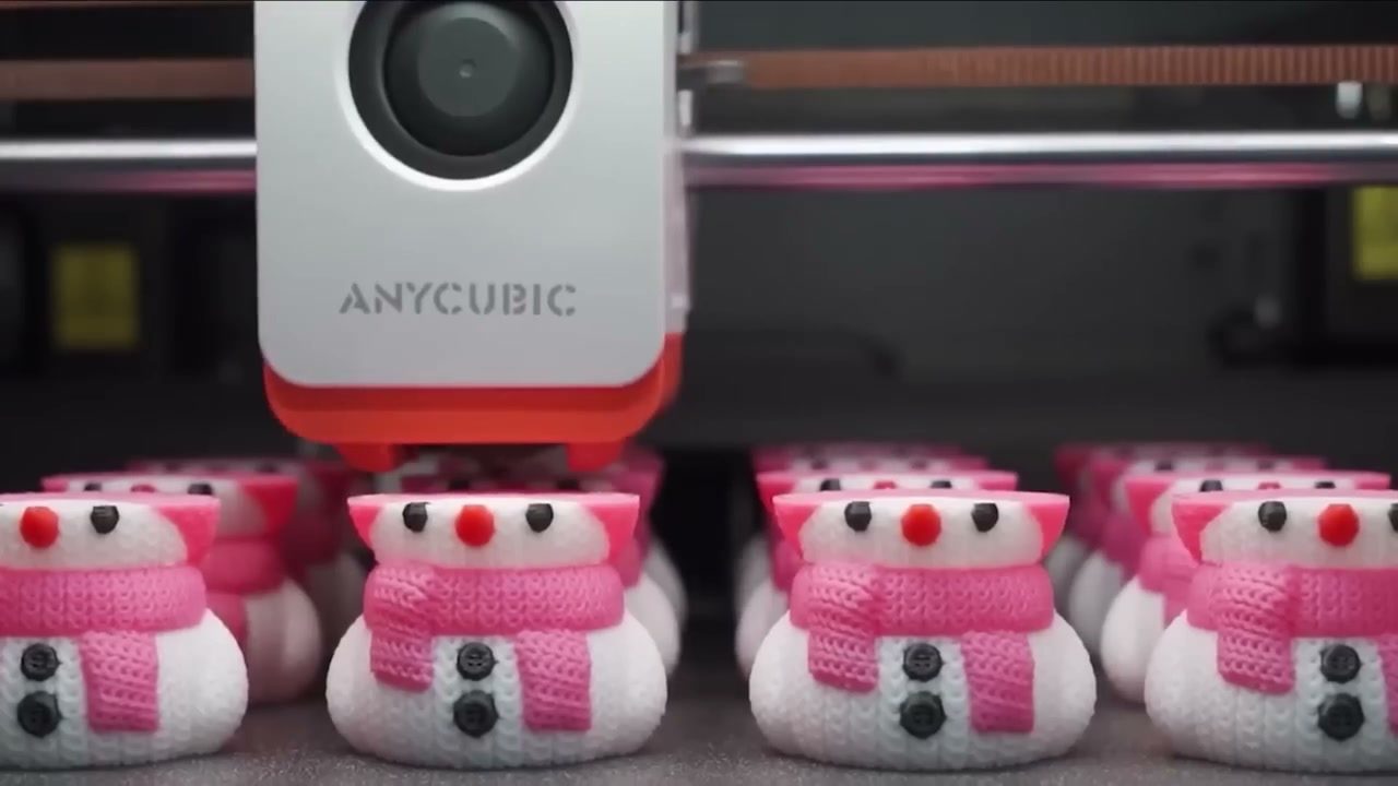 Impresora 3D produciendo varias piezas iguales en la misma tanda
