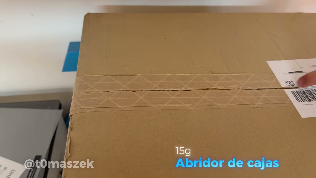 Abridor de cajas impreso en 3D cortando el precinto de una caja de cartón