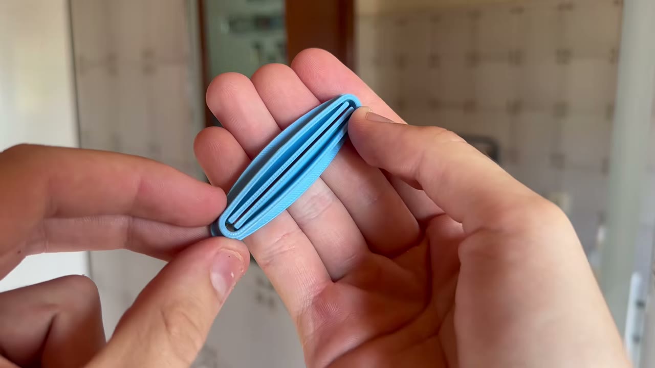 Exprimidor de pasta de dientes impreso en 3D en PLA azul