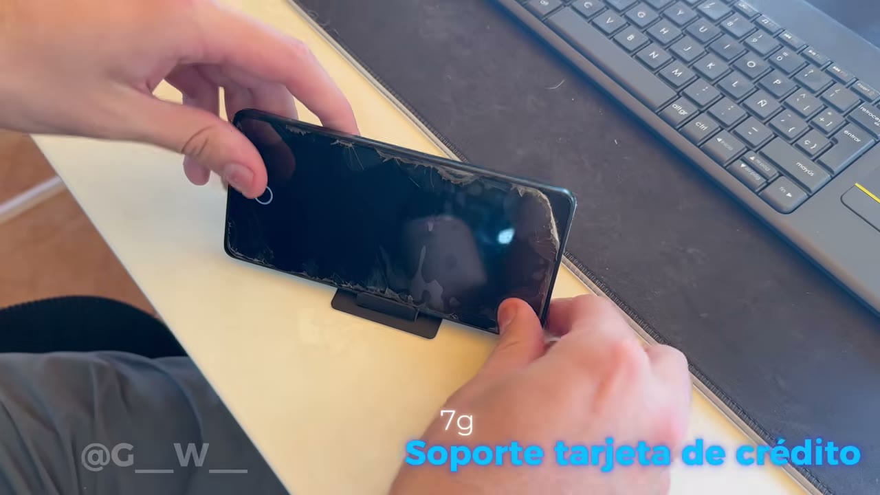 Soporte de móvil impreso en 3D del tamaño de una tarjeta de crédito sujetando un teléfono