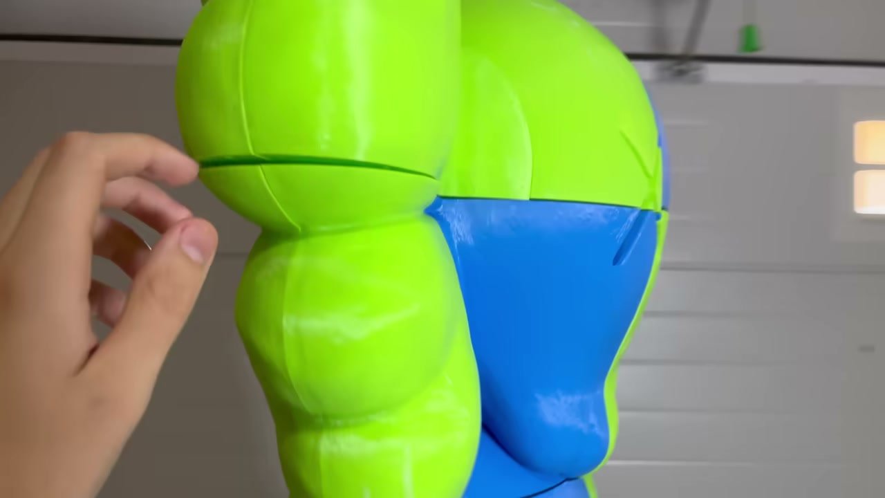 Pieza impresa en 3D dividida en dos colores, verde y azul