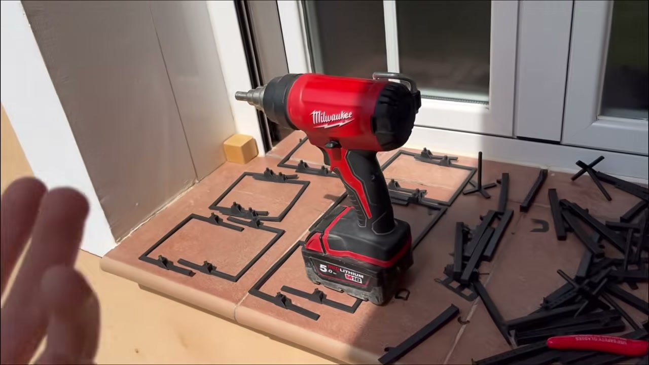 Herramientas usadas para revisar y ajustar piezas de una impresora 3D