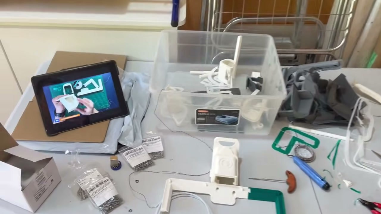 Piezas impresas en 3D organizadas sobre una mesa de trabajo