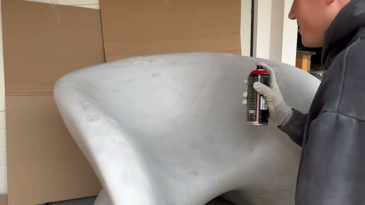 Aplicando imprimación en spray sobre una pieza grande impresa en 3D