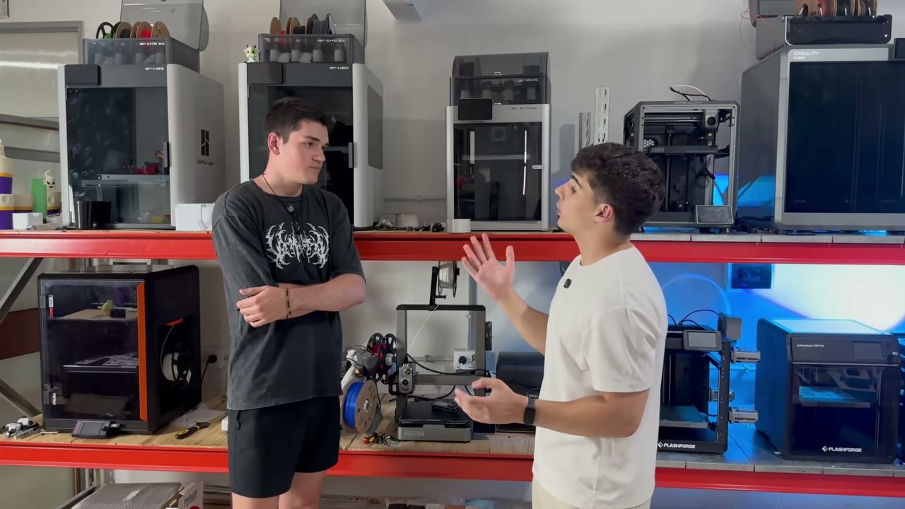 Dos makers conversando en un taller de impresión 3D en Latinoamérica