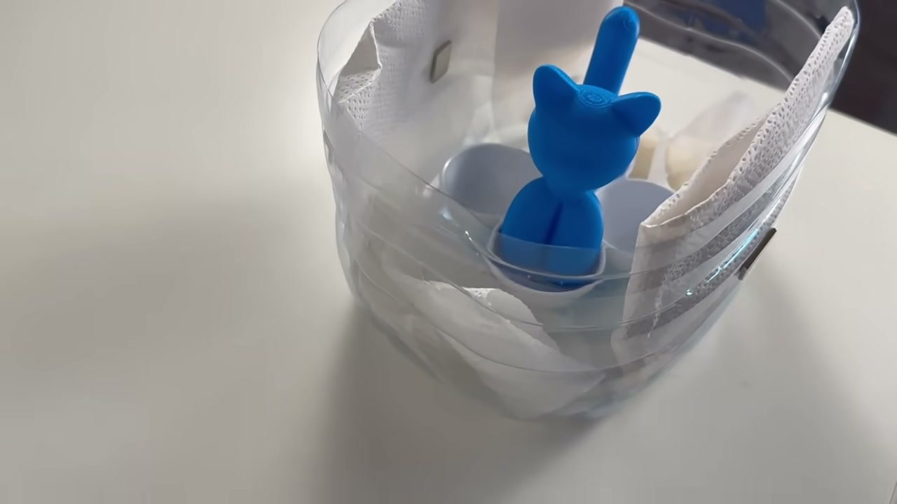 Pieza impresa en 3D dentro de una cámara de vapor de acetona
