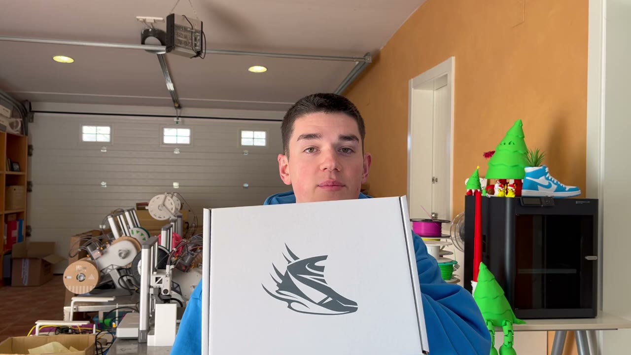 Caja de packaging con logo de una marca propia de productos impresos en 3D