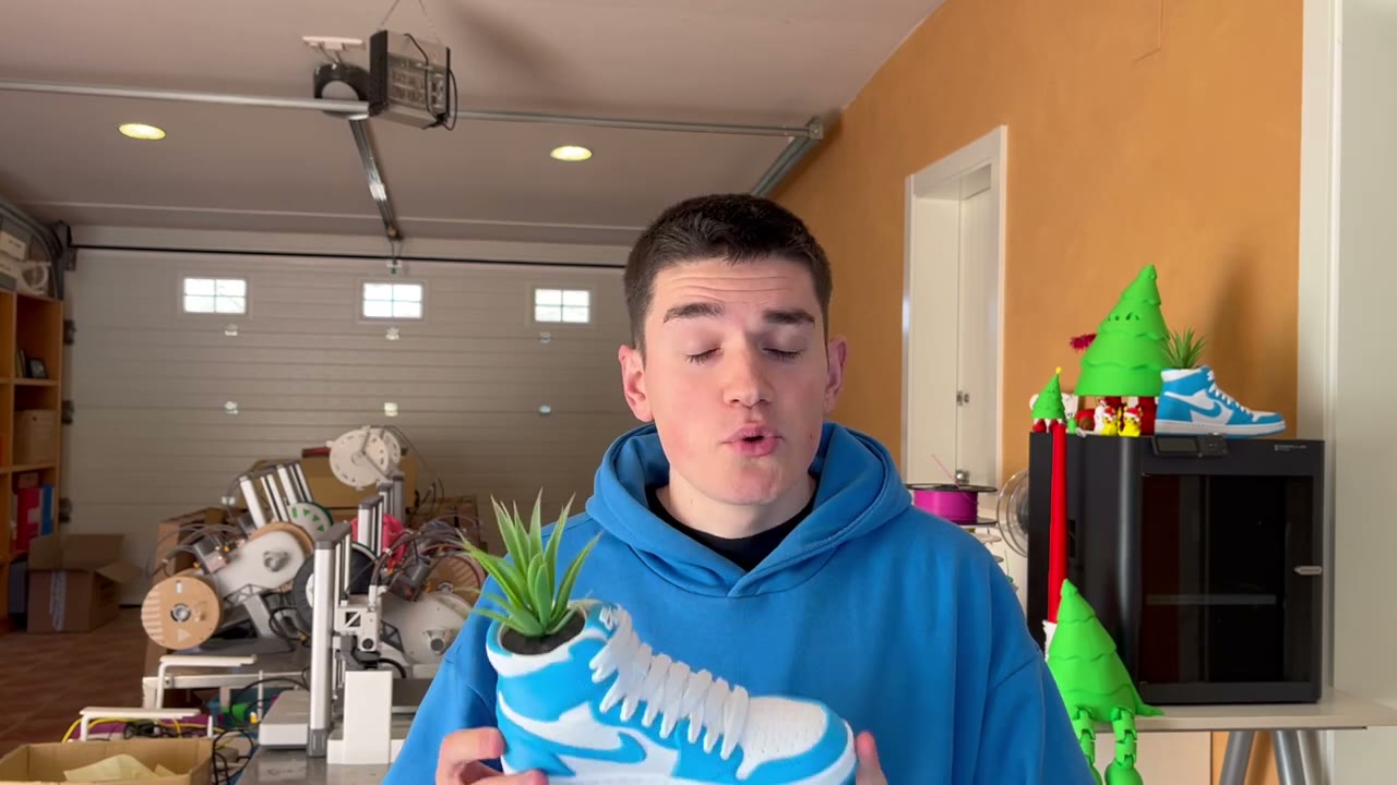 Maceta impresa en 3D con forma de zapatilla deportiva de una marca conocida