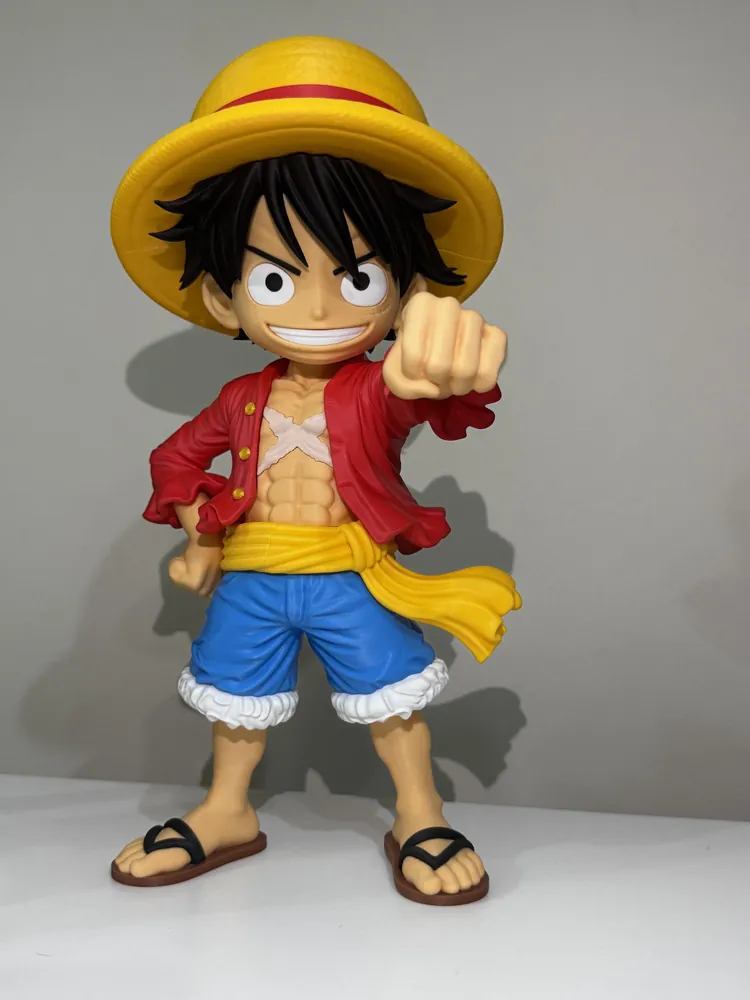 Figura de Luffy impresa en 3D y pintada, vista frontal